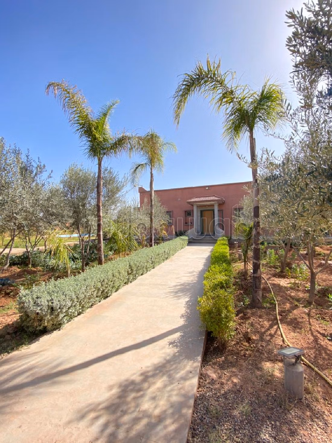 High quality house for sale in Route de Fez. 6 large living areas. Swimming pool and fireplace. 