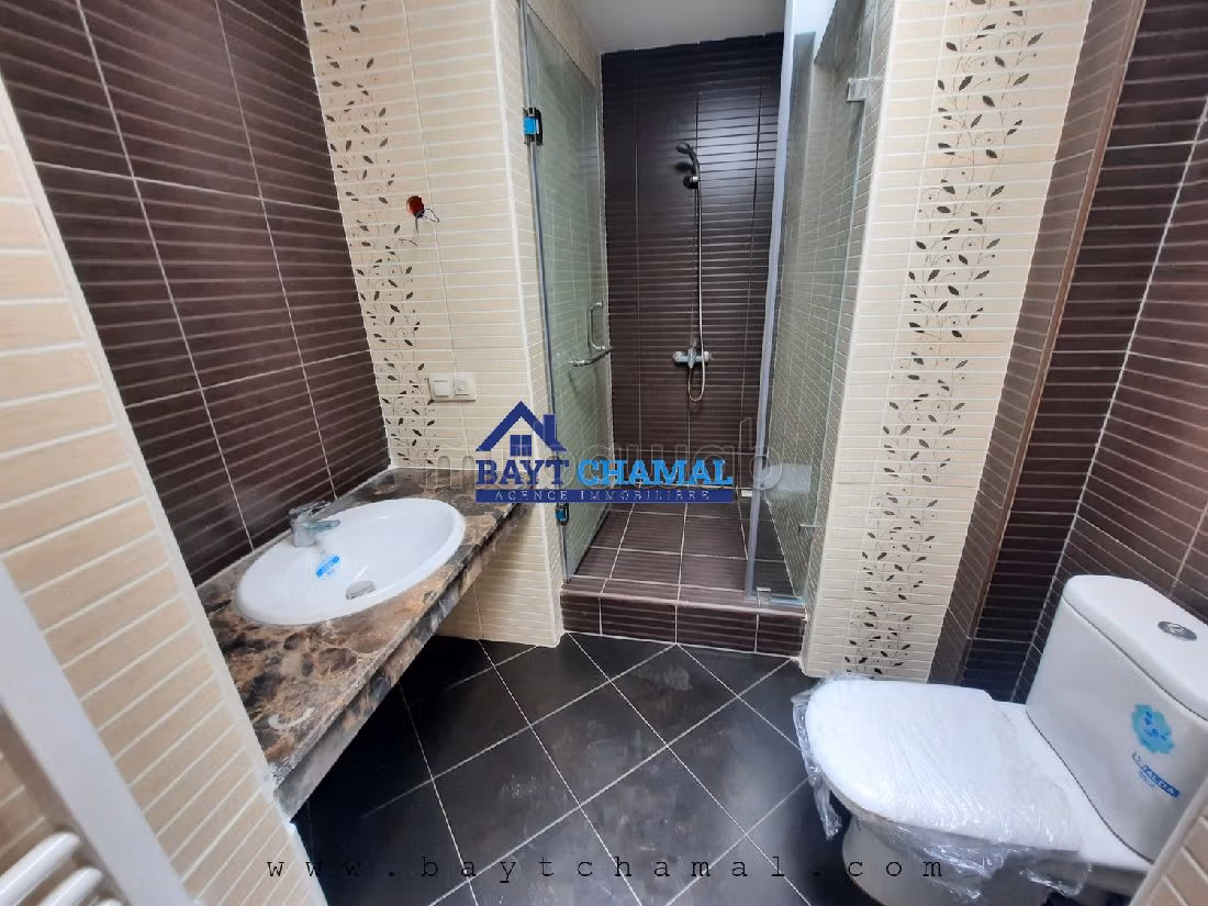 Villa de alto standing en venta en Jbel Kbir. 5 dormitorios. Espacios verdes, Balcón.