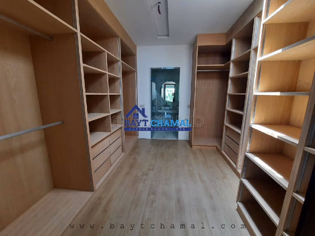 Villa de alto standing en venta en Jbel Kbir. 5 dormitorios. Espacios verdes, Balcón.
