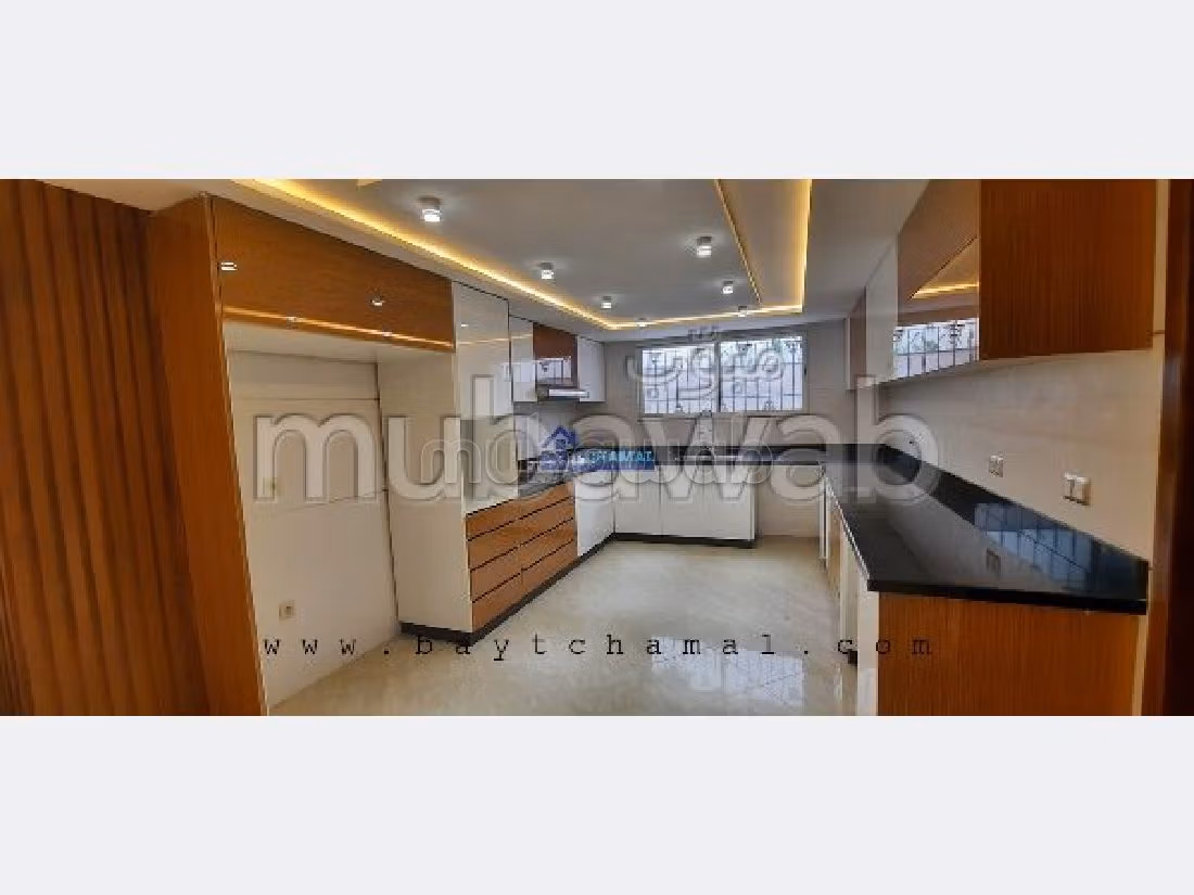 Villa de alto standing en venta en Jbel Kbir. 5 dormitorios. Espacios verdes, Balcón.