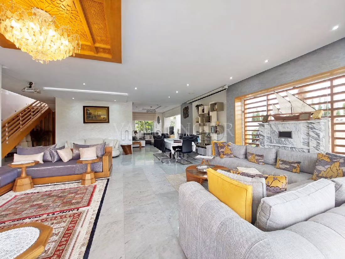 فيلا فخمة للبيع ببوسكورة. المساحة الإجمالية 562 م². الراحة الكاملة مع حمام سباحة ومدفأة