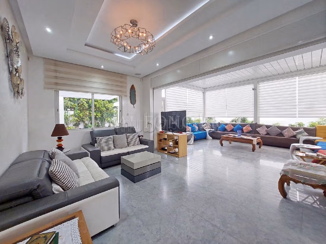 فيلا فخمة للبيع ببوسكورة. المساحة الإجمالية 562 م². الراحة الكاملة مع حمام سباحة ومدفأة