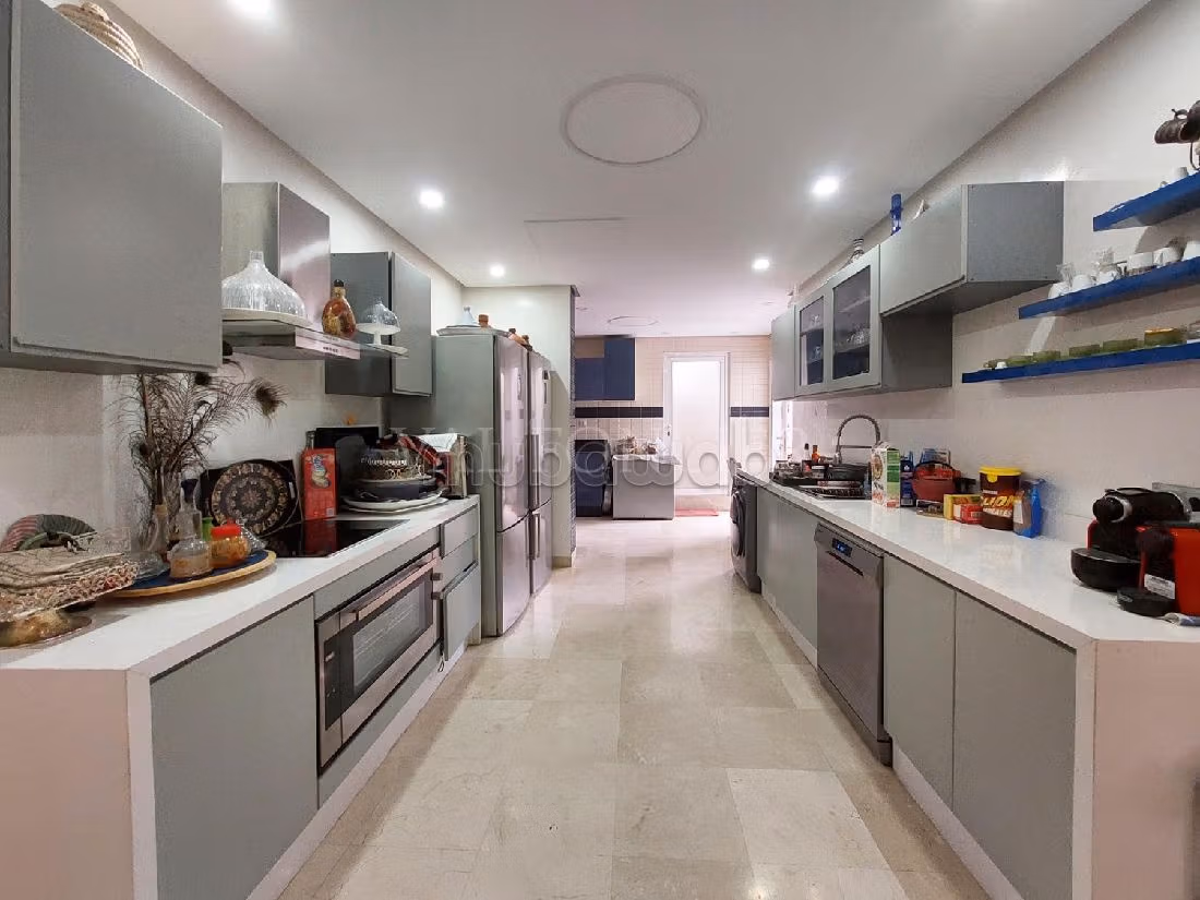 فيلا فخمة للبيع ببوسكورة. المساحة الإجمالية 562 م². الراحة الكاملة مع حمام سباحة ومدفأة