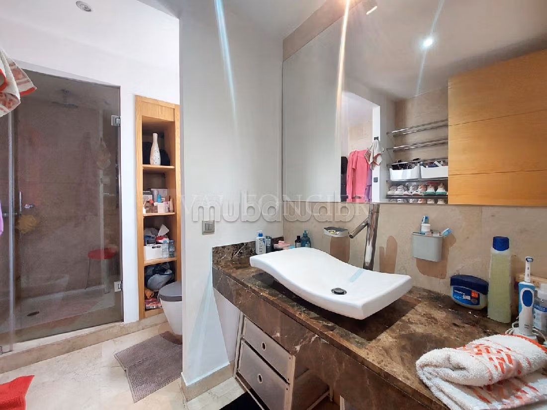 فيلا فخمة للبيع ببوسكورة. المساحة الإجمالية 562 م². الراحة الكاملة مع حمام سباحة ومدفأة