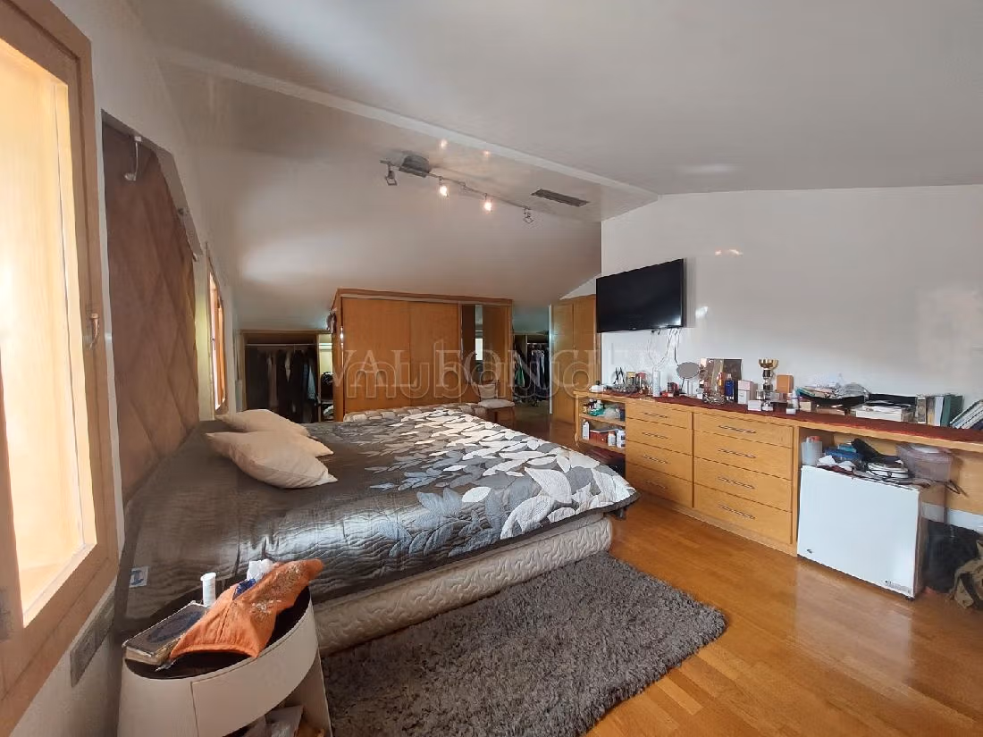 فيلا فخمة للبيع ببوسكورة. المساحة الإجمالية 562 م². الراحة الكاملة مع حمام سباحة ومدفأة