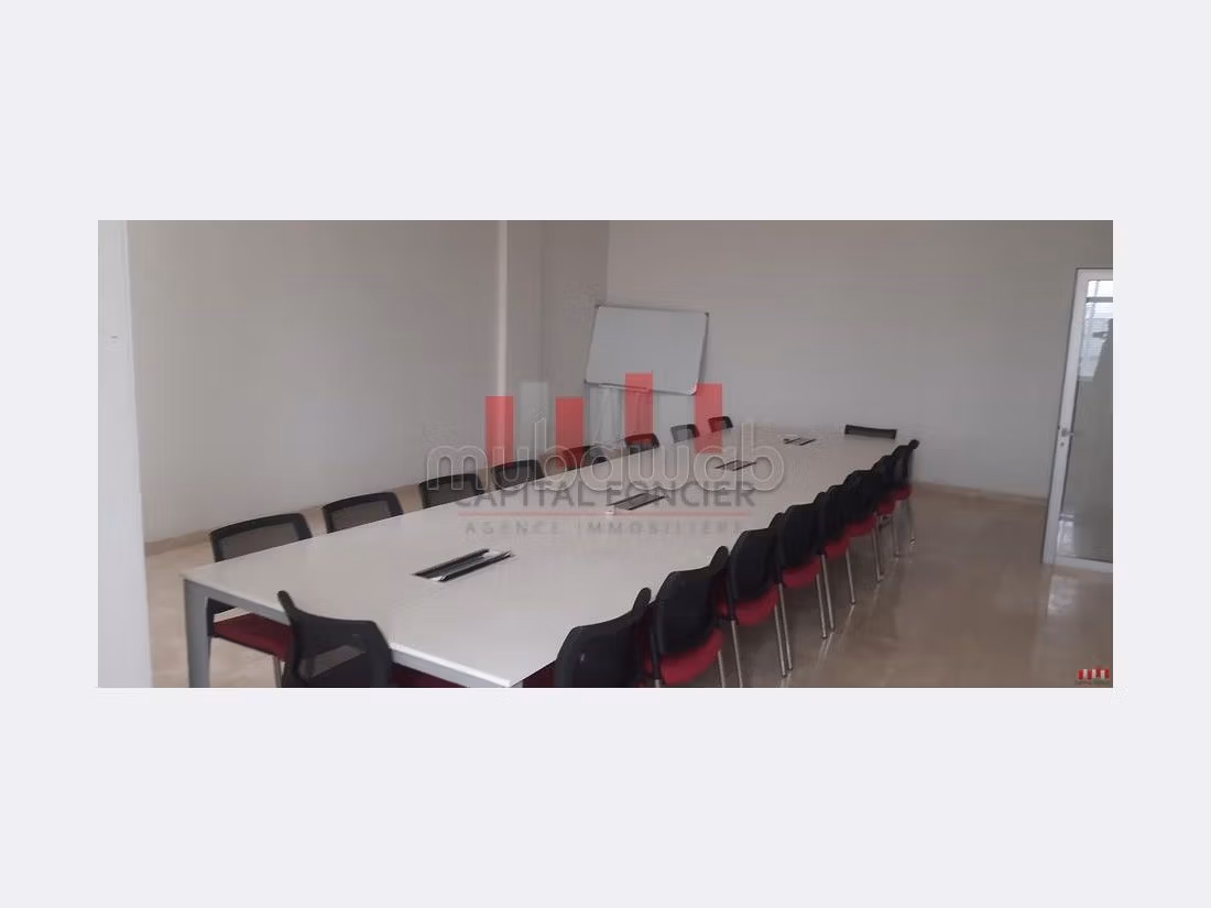 Acquista il locale commerciale adatto alla tua attività a Zone Industrielle. Superficie totale 3300 m². 