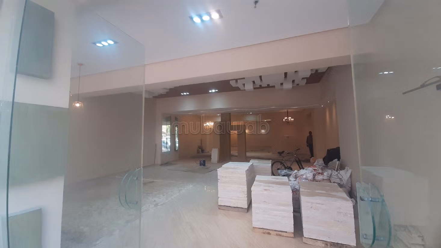 Oficinas y locales comerciales en alquiler en Racine Extension. Área total 200 m². puerta de seguridad, aire condicionado central. 