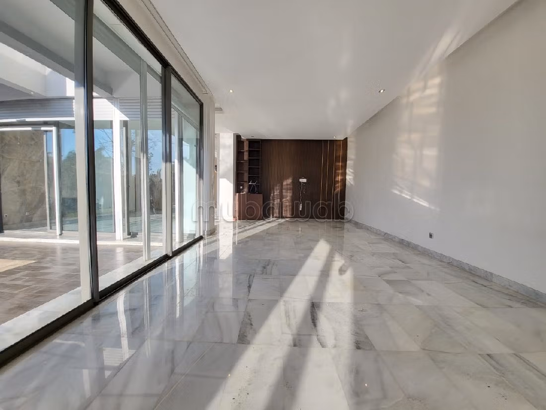 Villa front golf de luxe vide à la ville verte