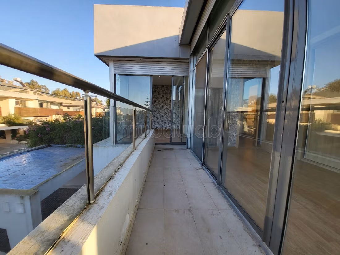 Villa front golf de luxe vide à la ville verte