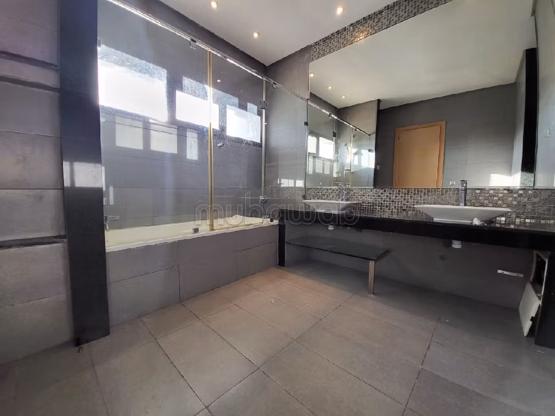 Villa front golf de luxe vide à la ville verte