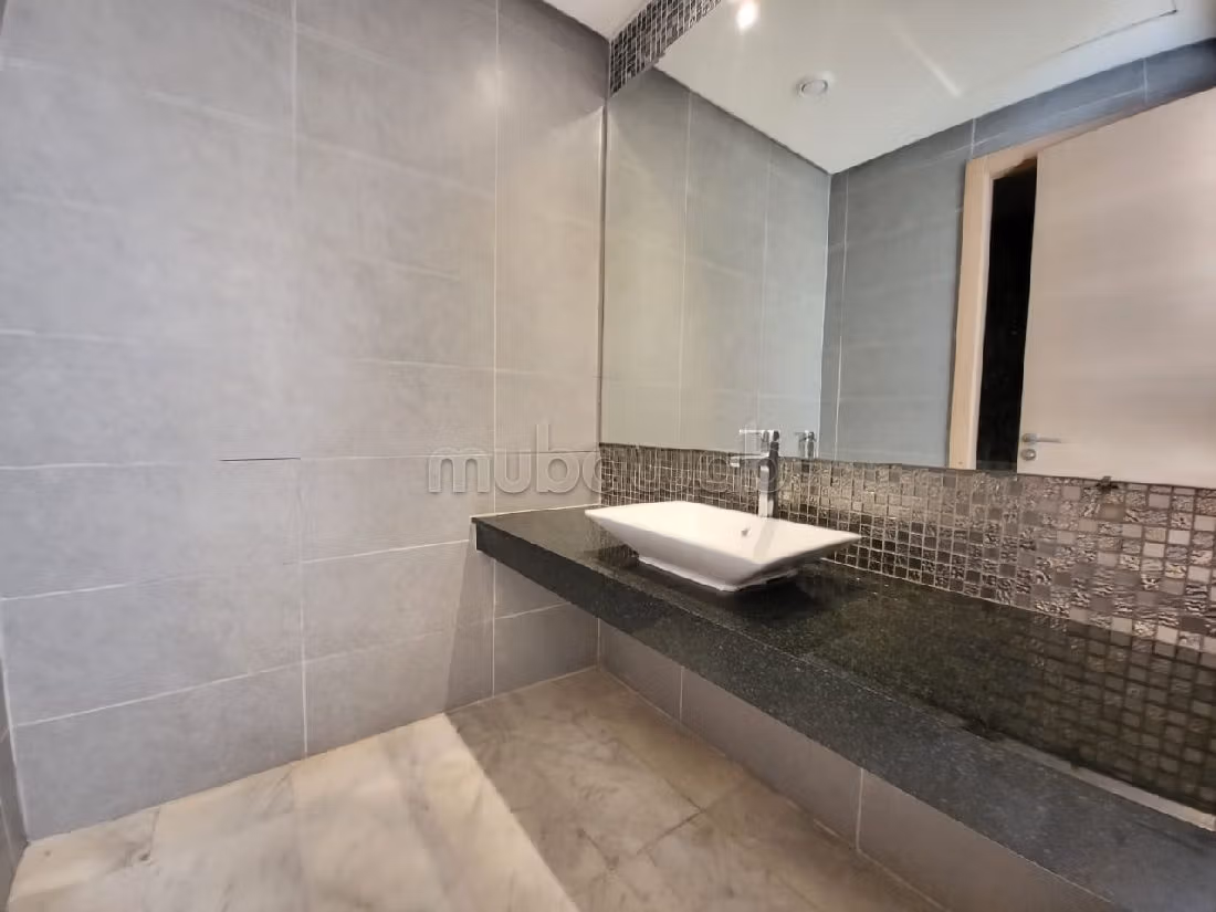 Villa front golf de luxe vide à la ville verte