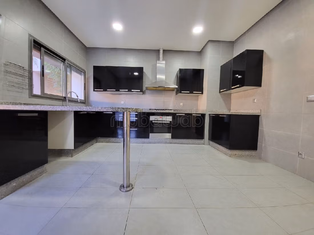 Villa front golf de luxe vide à la ville verte