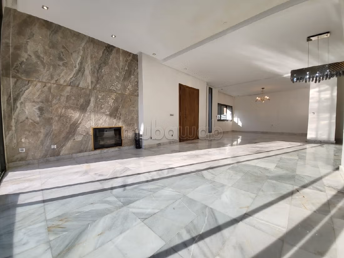 Villa front golf de luxe vide à la ville verte