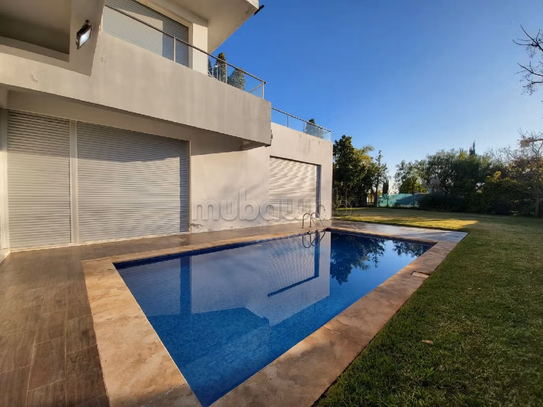 Villa front golf de luxe vide à la ville verte