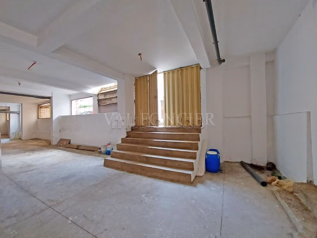 Offices & shops to rent in Bourgogne Ouest. Area 1000 m²