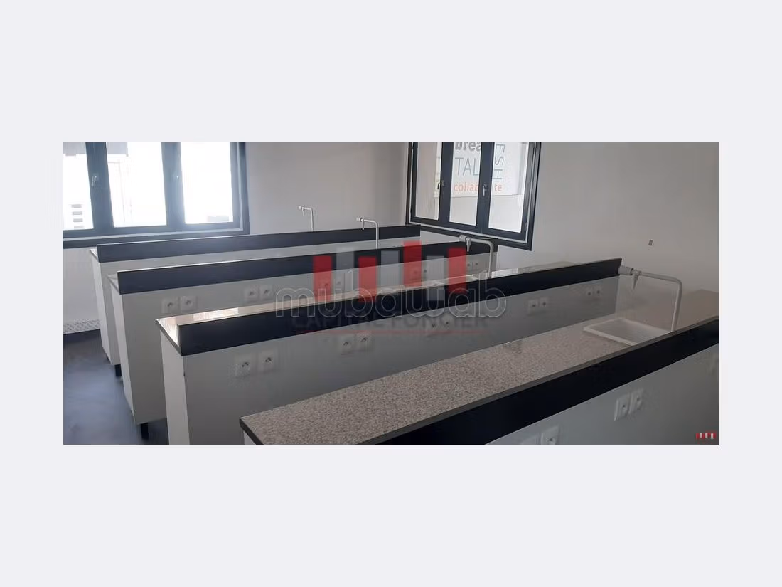 Oficinas y locales comerciales en venta en Anfa. Gran superficie 470 m². 
