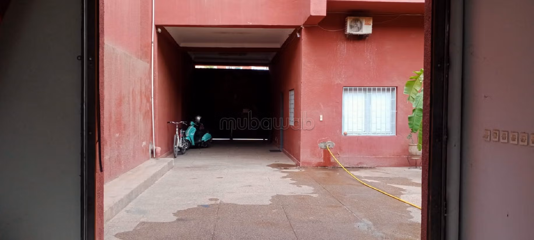 Offices & shops for sale in Sidi Ghanem. Surface area 1125 m². Parking spaces and terrace. 