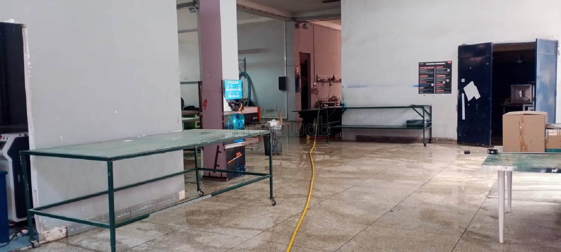 Offices & shops for sale in Sidi Ghanem. Surface area 1125 m². Parking spaces and terrace. 