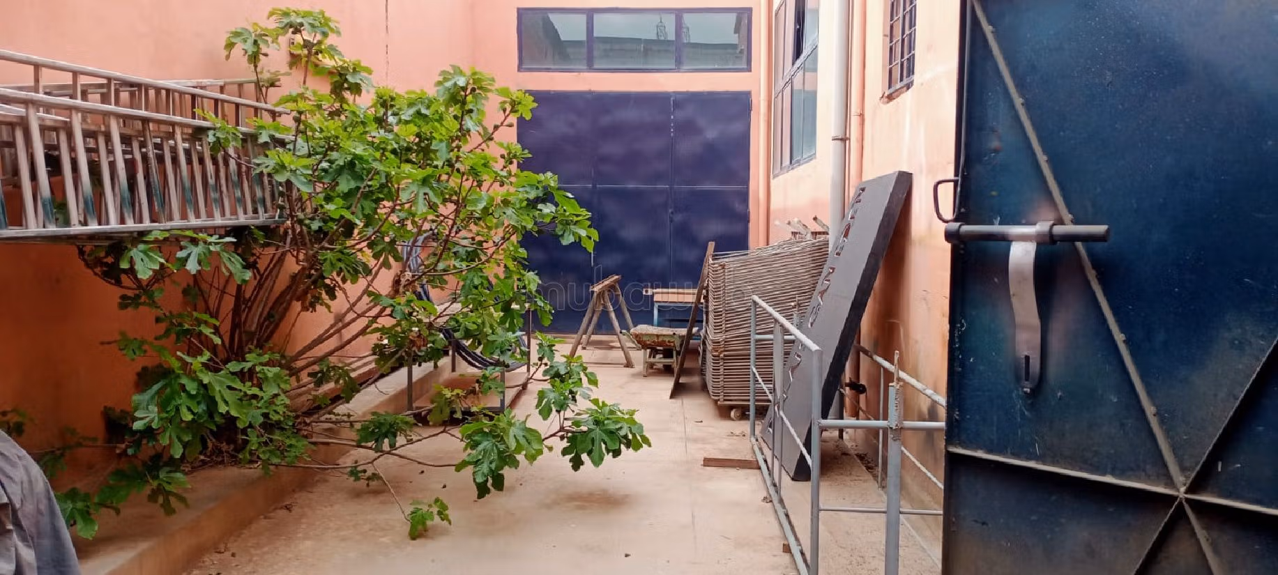 Offices & shops for sale in Sidi Ghanem. Surface area 1125 m². Parking spaces and terrace. 