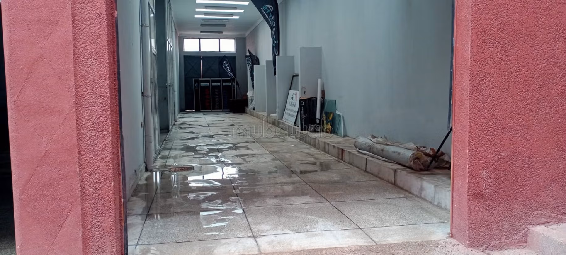 Offices & shops for sale in Sidi Ghanem. Surface area 1125 m². Parking spaces and terrace. 