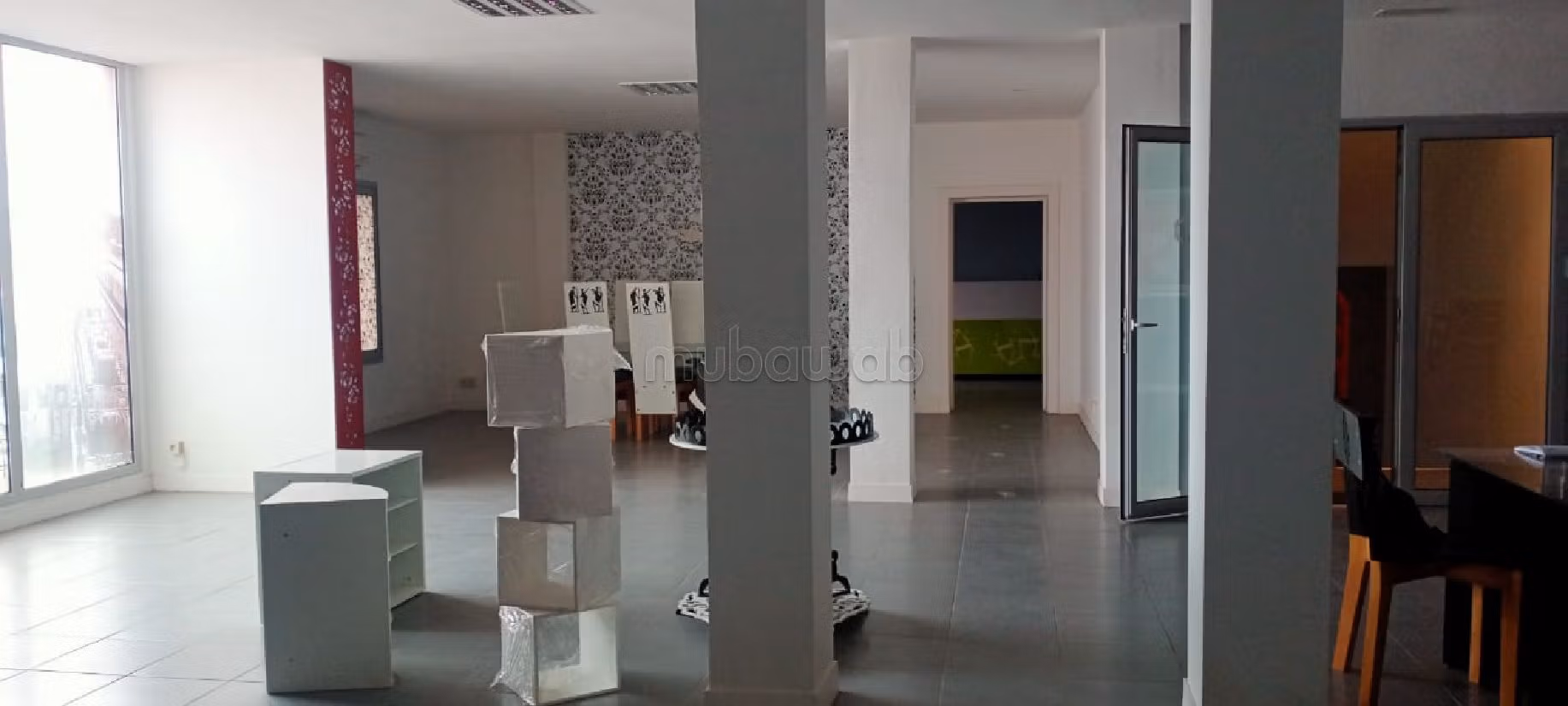 Offices & shops for sale in Sidi Ghanem. Surface area 1125 m². Parking spaces and terrace. 