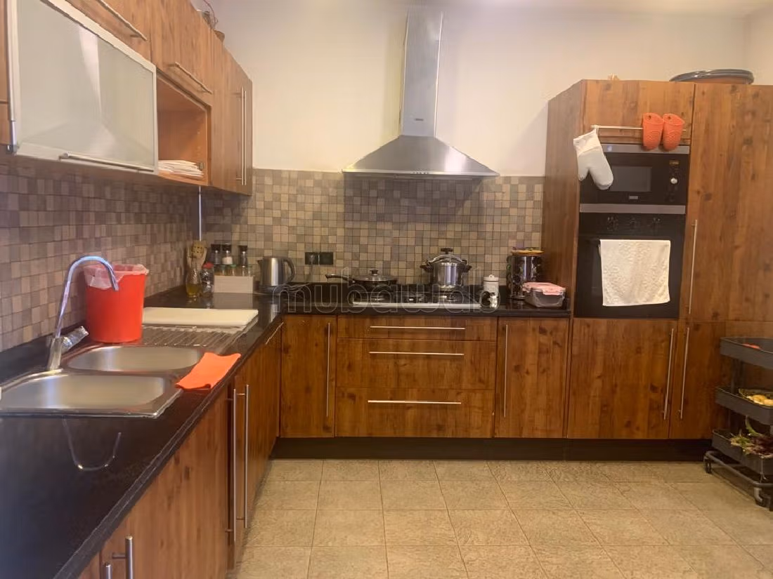 Luxury villa for sale. 11 rooms. caretaker available, air conditioning system. 