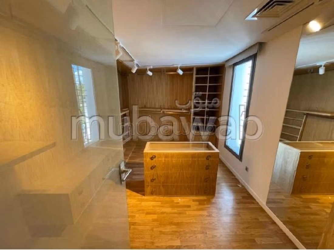 Villa's en luxe woningen om te huren in Souissi. Totale oppervlakte 1950 m². Zwembad en conciërgeservice. 