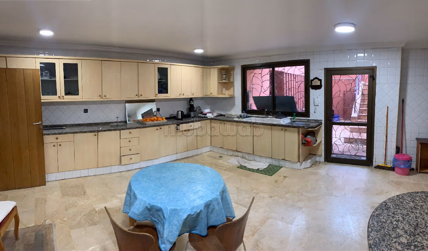 High quality villa for sale in Californie. 7 lovely rooms. With Lift, Balcony. 