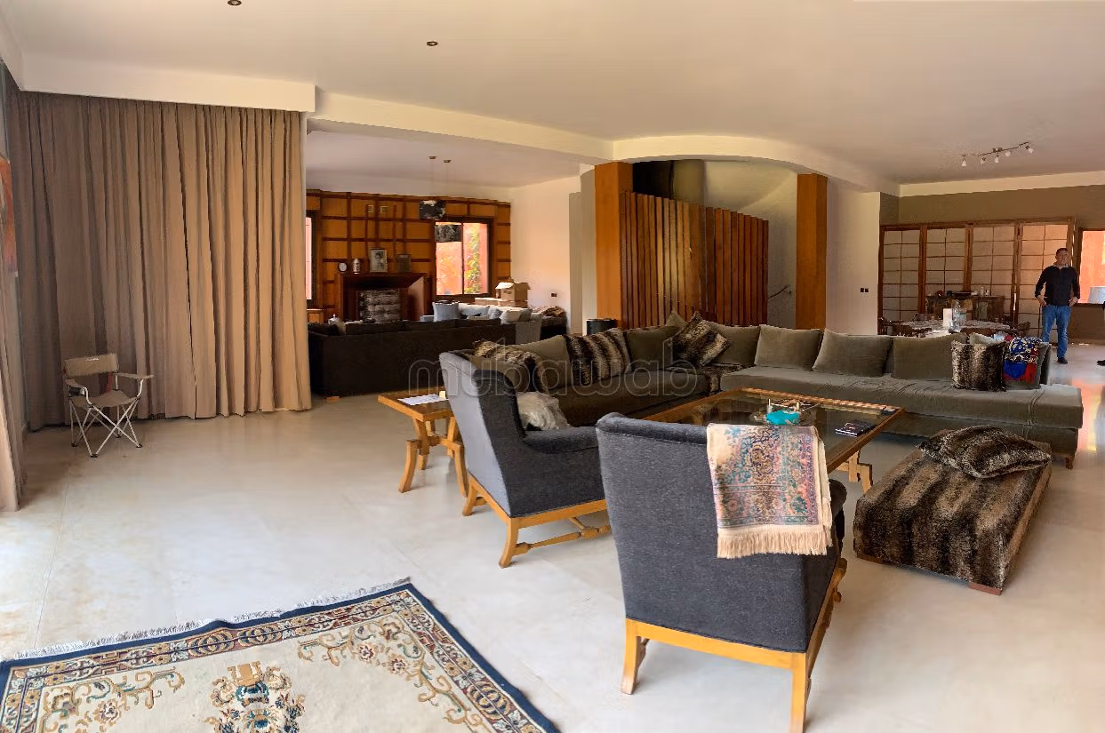 High quality villa for sale in Californie. 7 lovely rooms. With Lift, Balcony. 