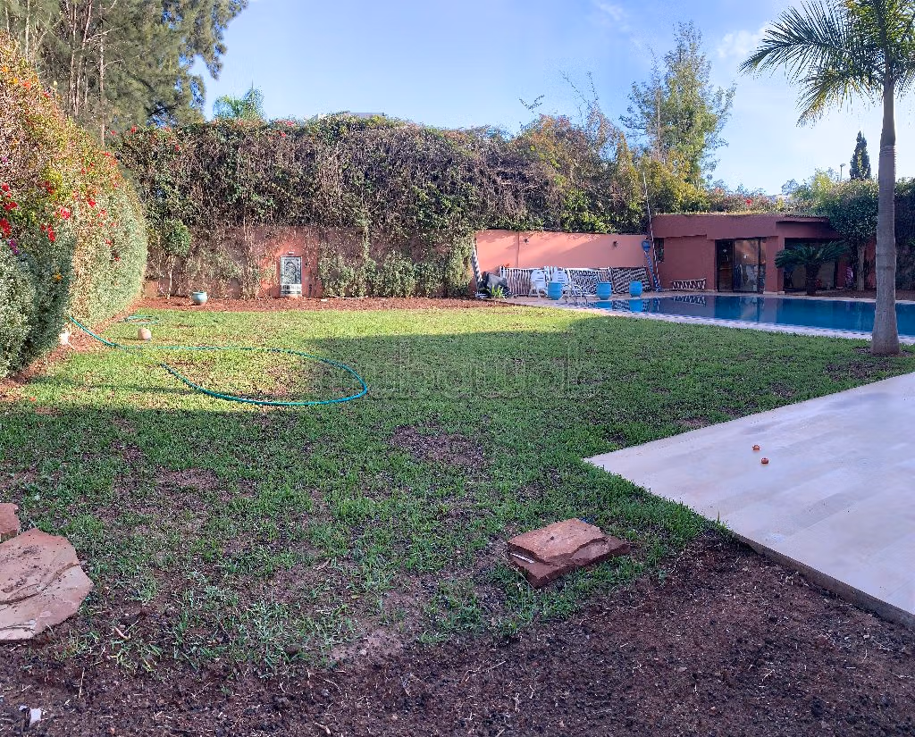 High quality villa for sale in Californie. 7 lovely rooms. With Lift, Balcony. 