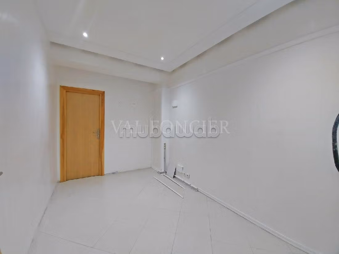 Offices for rent in Les Hôpitaux. Dimension 120 m². Garage