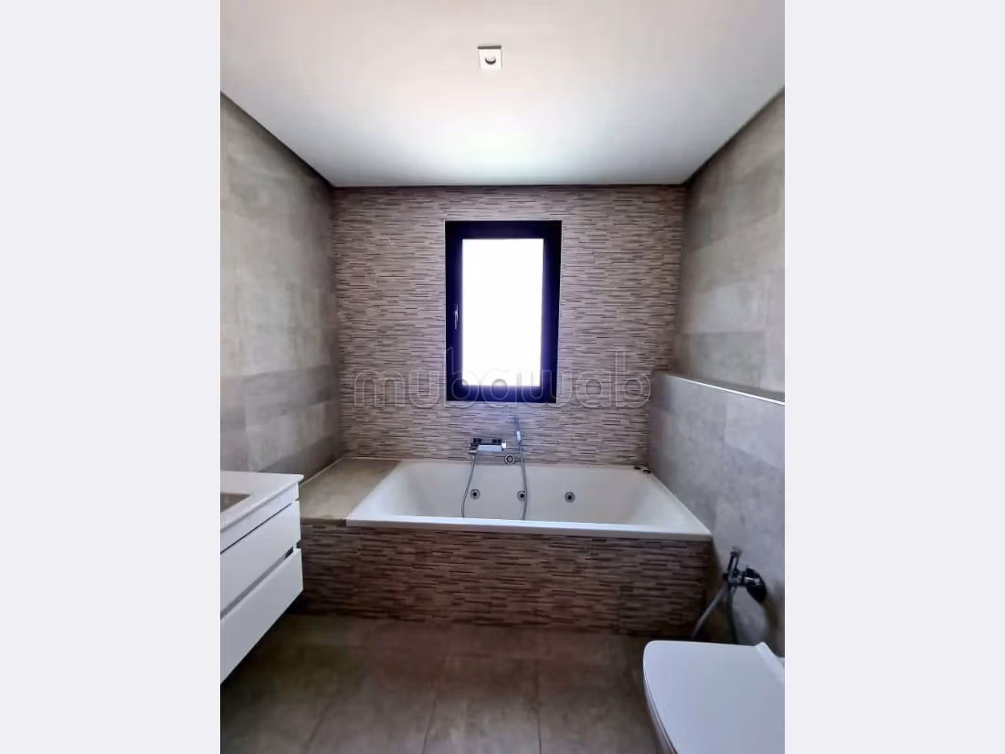 Affitto di un bellissimo appartamento a La Marsa. Superficie di 250 m². Splendido giardino e comodo posto auto