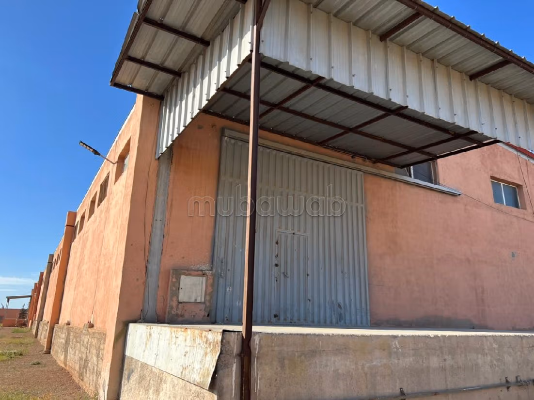 مكاتب ومحلات للكراء ب المنطقة الصناعية سيدي غانم. المساحة الكلية 1000 م². 