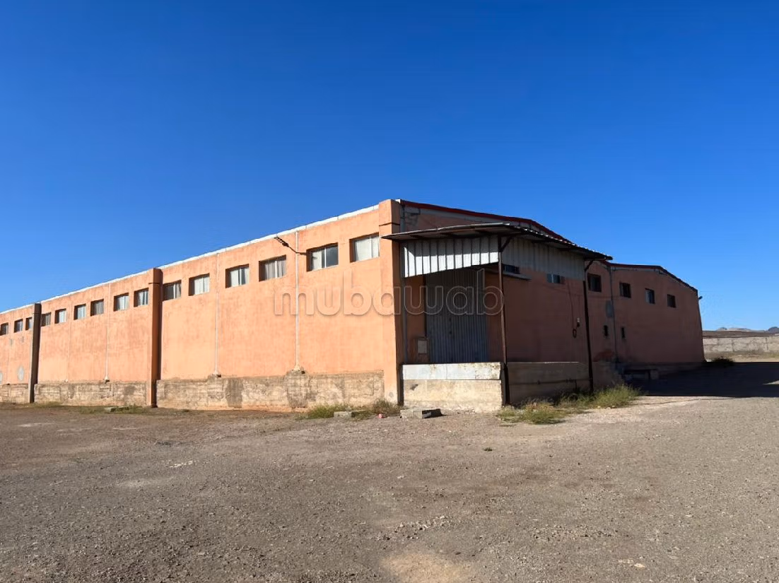 مكاتب ومحلات للكراء ب المنطقة الصناعية سيدي غانم. المساحة الكلية 1000 م². 