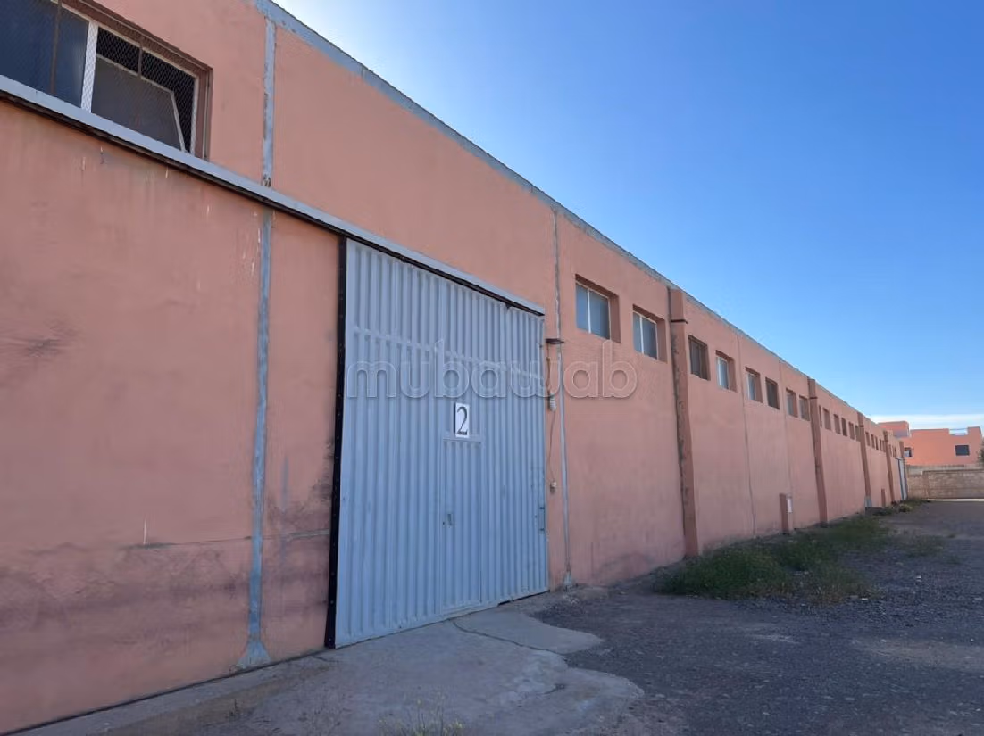 مكاتب ومحلات للكراء ب المنطقة الصناعية سيدي غانم. المساحة الكلية 1000 م². 