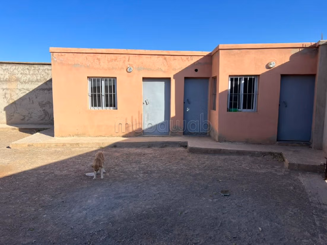 مكاتب ومحلات للكراء ب المنطقة الصناعية سيدي غانم. المساحة الكلية 1000 م². 