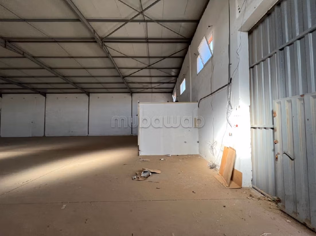 مكاتب ومحلات للكراء ب المنطقة الصناعية سيدي غانم. المساحة الكلية 1000 م². 
