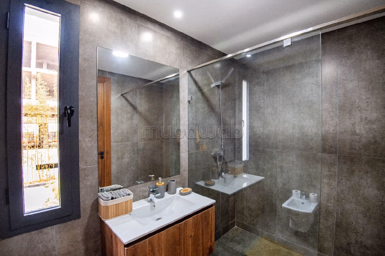 شقة جميلة للبيع بدار بوعزة. 4 غرف جميلة. حمام سباحة و نظام تكييف للهواء