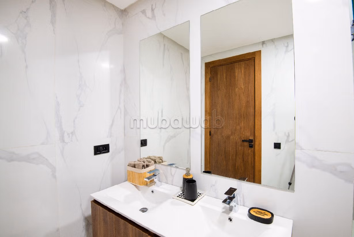 شقة جميلة للبيع بدار بوعزة. 4 غرف جميلة. حمام سباحة و نظام تكييف للهواء