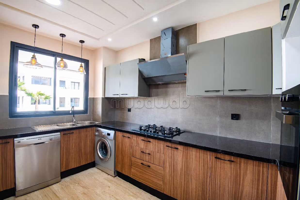 شقة جميلة للبيع بدار بوعزة. 4 غرف جميلة. حمام سباحة و نظام تكييف للهواء