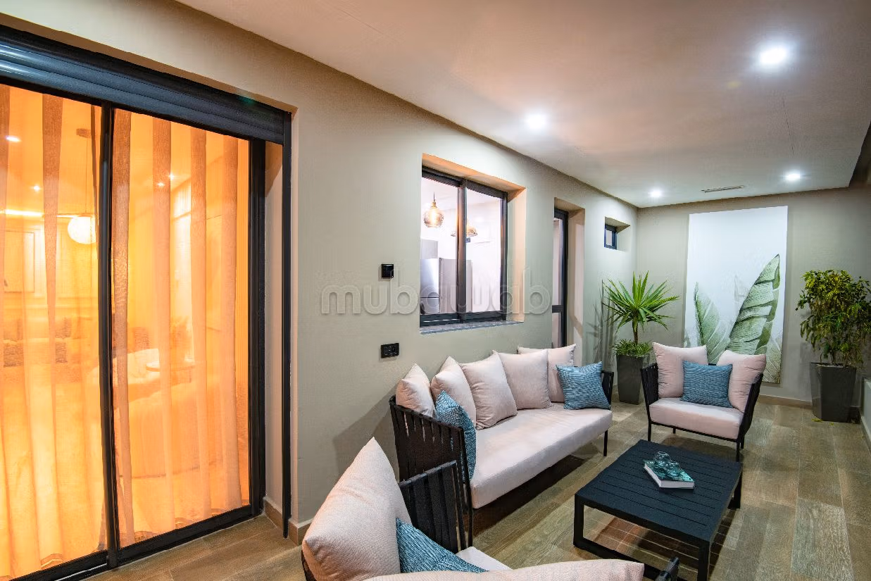 شقة جميلة للبيع بدار بوعزة. 4 غرف جميلة. حمام سباحة و نظام تكييف للهواء