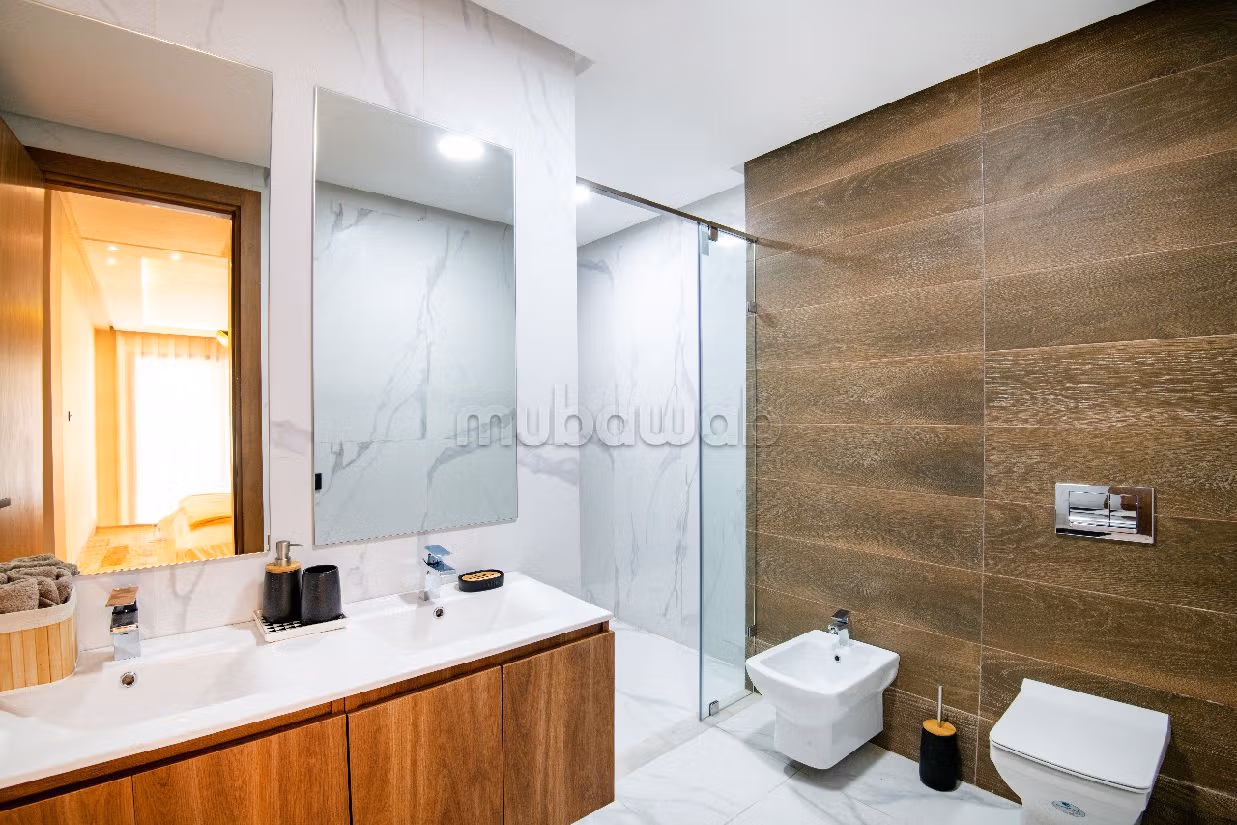 شقة جميلة للبيع بدار بوعزة. 4 غرف جميلة. حمام سباحة و نظام تكييف للهواء