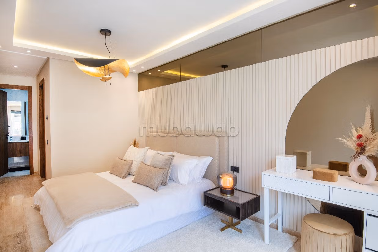 شقة جميلة للبيع بدار بوعزة. 4 غرف جميلة. حمام سباحة و نظام تكييف للهواء