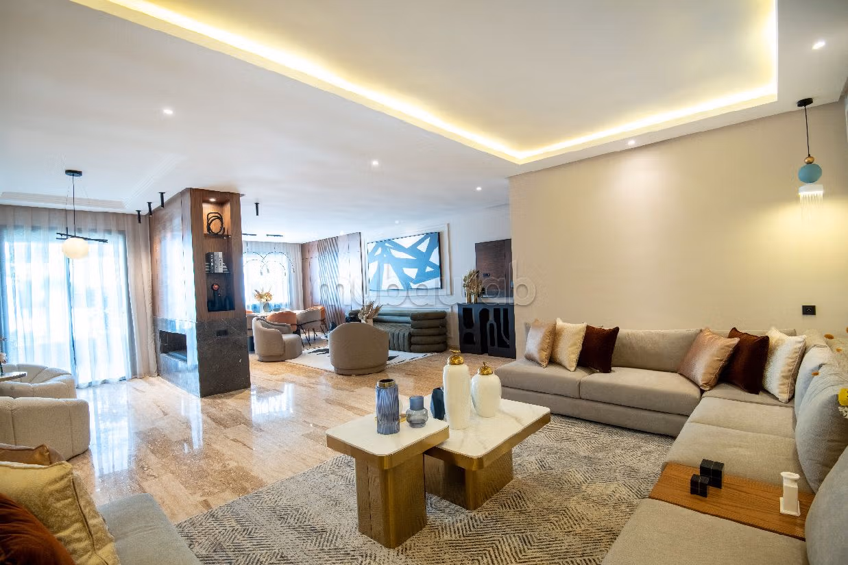 شقة جميلة للبيع بدار بوعزة. 4 غرف جميلة. حمام سباحة و نظام تكييف للهواء