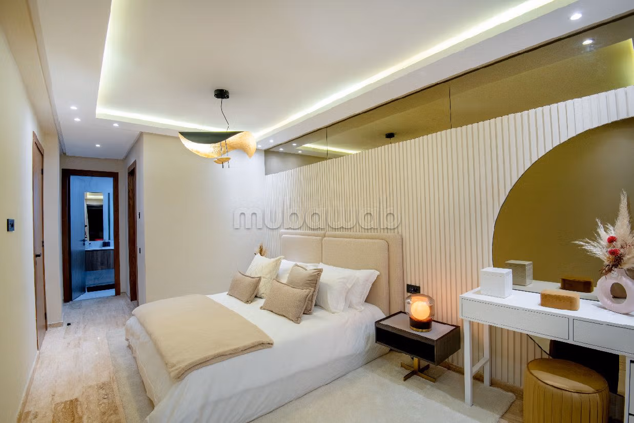 شقة جميلة للبيع بدار بوعزة. 4 غرف جميلة. حمام سباحة و نظام تكييف للهواء