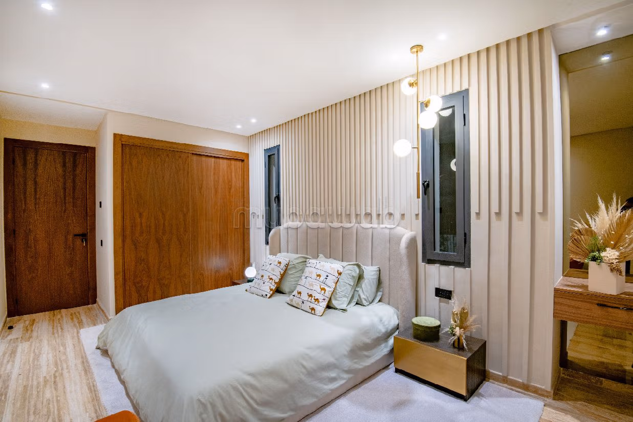 شقة جميلة للبيع بدار بوعزة. 4 غرف جميلة. حمام سباحة و نظام تكييف للهواء