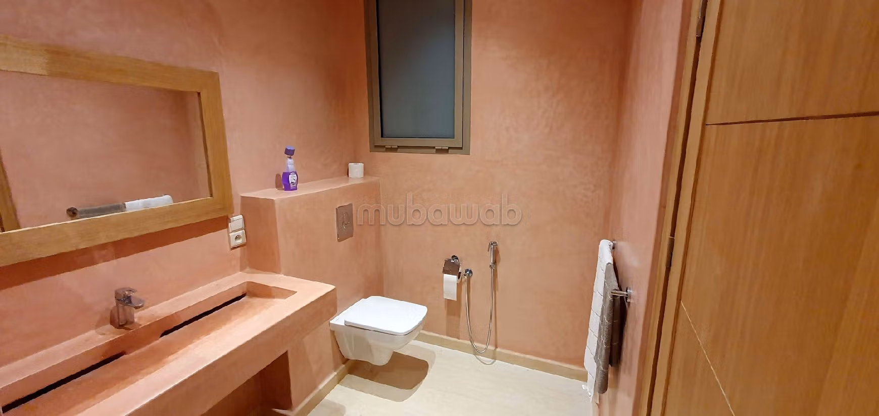 منزل فخم للبيع طريق فاس ب. 5 غرف. أماكن وقوف السيارات وشرفة. 