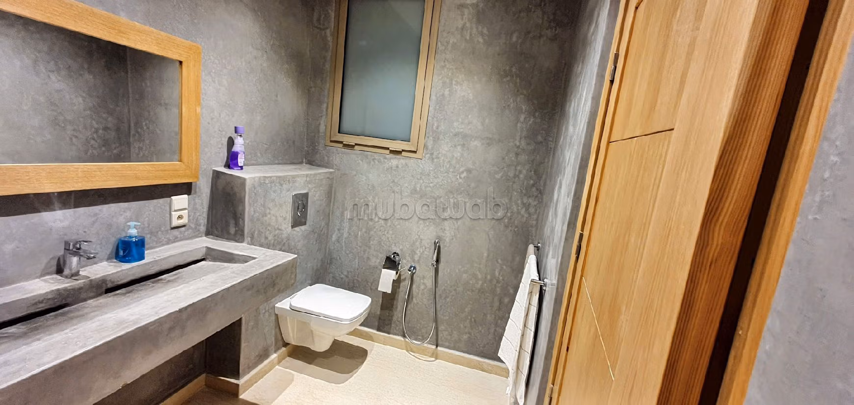 منزل فخم للبيع طريق فاس ب. 5 غرف. أماكن وقوف السيارات وشرفة. 