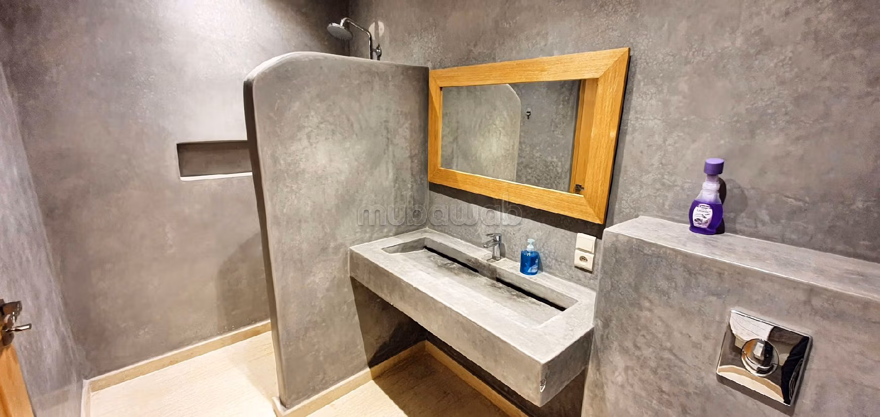 منزل فخم للبيع طريق فاس ب. 5 غرف. أماكن وقوف السيارات وشرفة. 