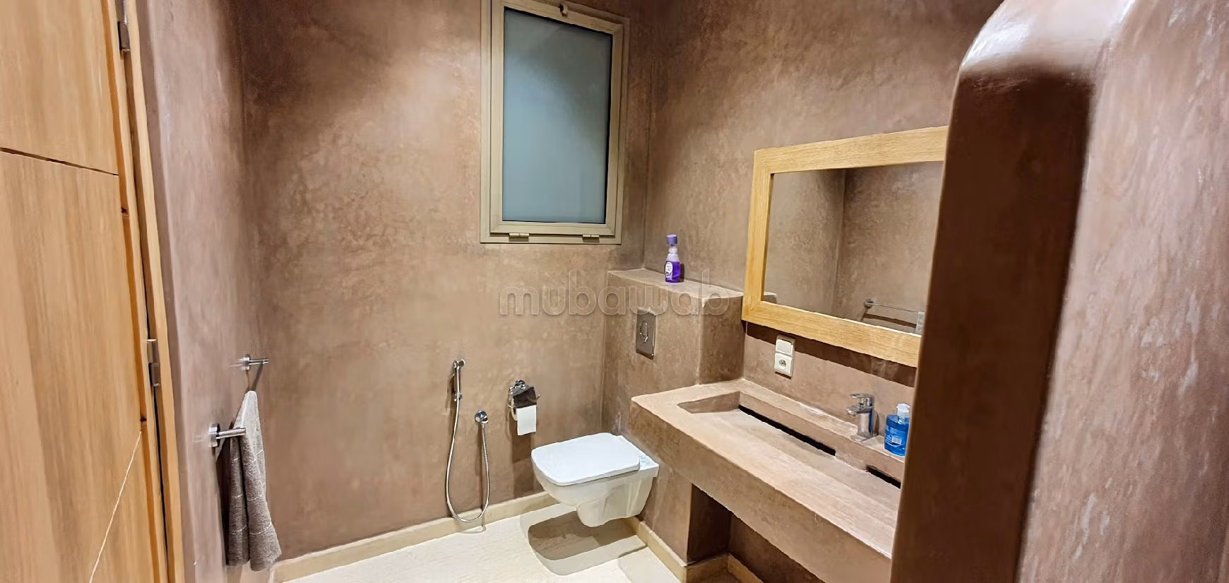 منزل فخم للبيع طريق فاس ب. 5 غرف. أماكن وقوف السيارات وشرفة. 